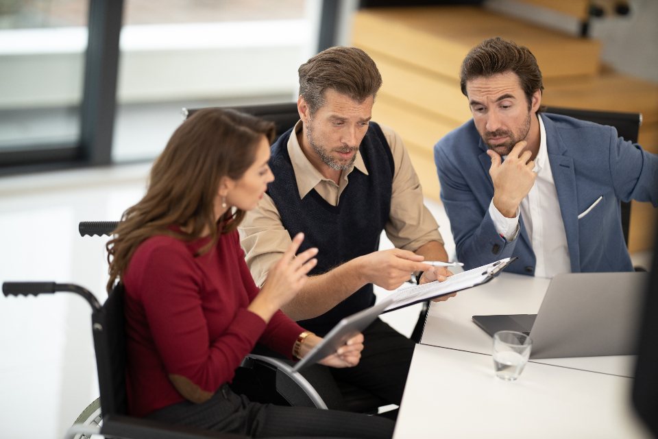 Equipo de una entidad revisando información de afiliados en una sala de reuniones